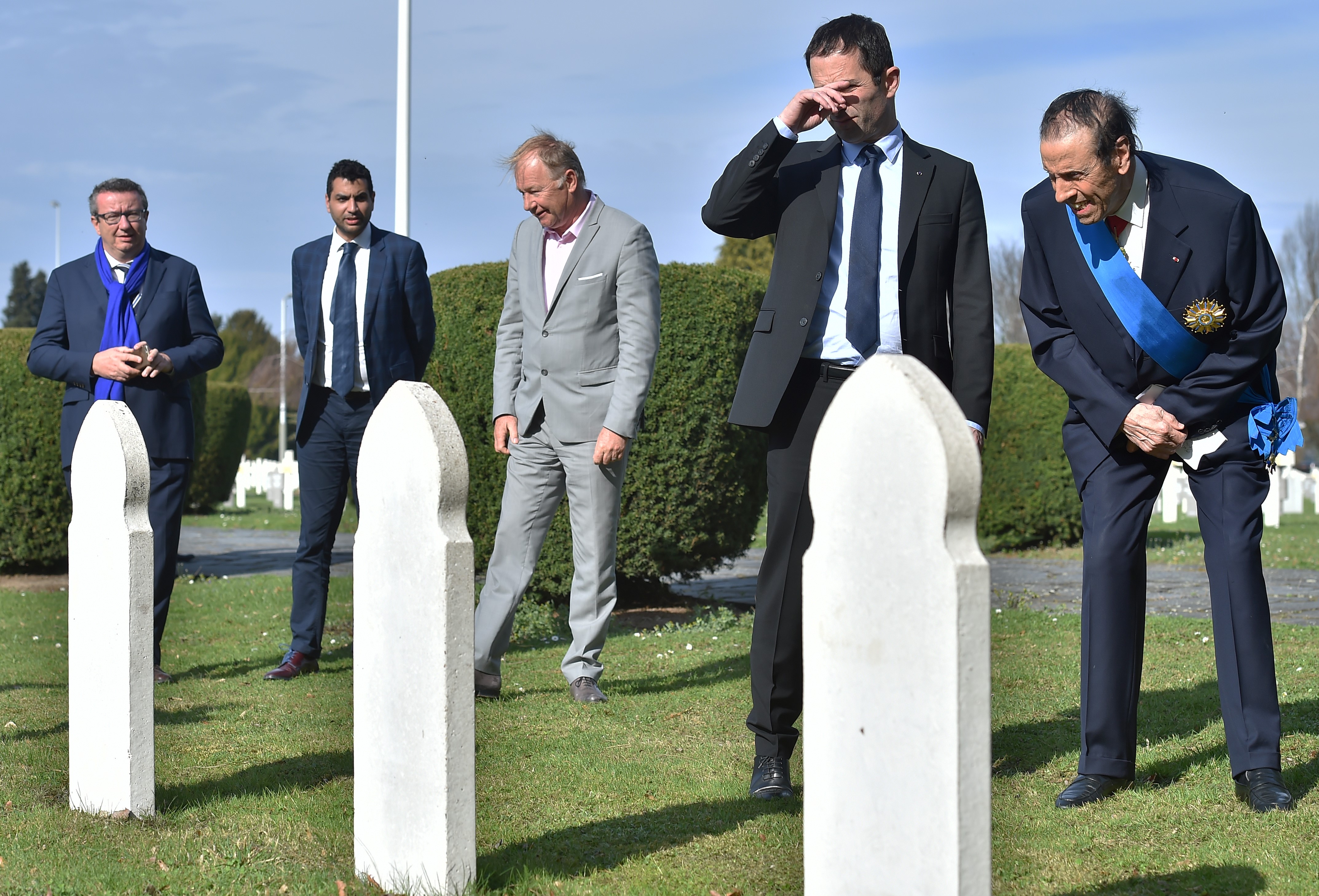 Benoit Hamon, candidato presidencial por el Partido Socialista en Francia, visita el cementerio militar de Estrasburgo-Cronenbourg, un lugar donde se encuentran enterrados soldados de todas las nacionalidades que murieron durante las dos guerras mundiales. LA PRENSA/AFP