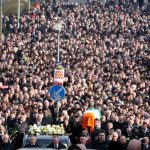 El ataúd de Martin McGuinness, exjefe militar y figura clave en el proceso de pacificación de Irlanda del Norte después de 30 años de conflicto, es llevado por decenas de simpatizantes hacia el cementerio de la ciudad de Derry, en Irlanda del Norte. LA PRENSA/AFP