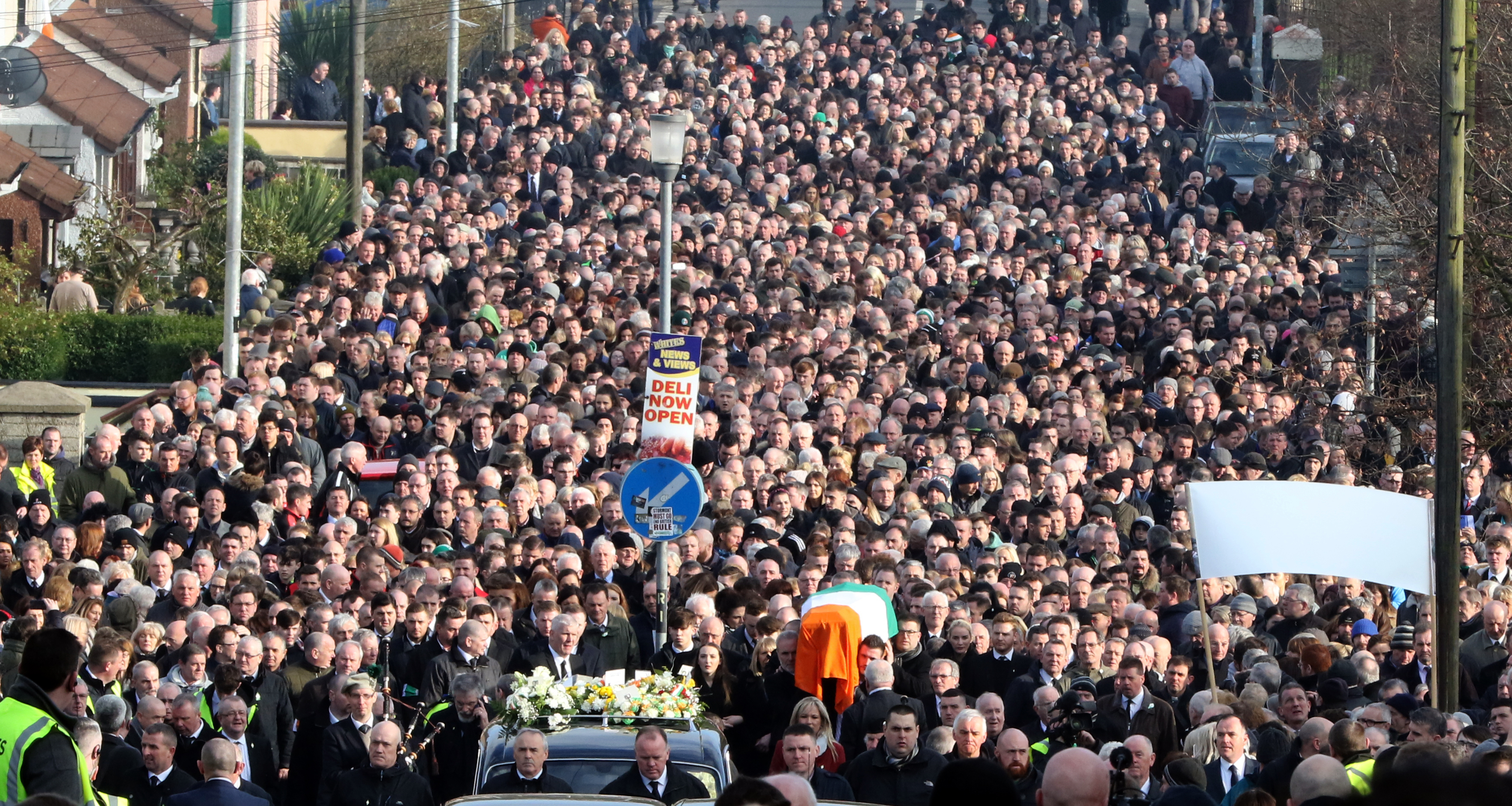 El ataúd de Martin McGuinness, exjefe militar y figura clave en el proceso de pacificación de Irlanda del Norte después de 30 años de conflicto, es llevado por decenas de simpatizantes hacia el cementerio de la ciudad de Derry, en Irlanda del Norte. LA PRENSA/AFP