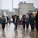 Decenas de iraquíes, entre ellos menores de edad, huyen mientras las fuerzas gubernamentales avanzan en su masiva operación para retomar la ciudad de Mosul, la segunda localidad más importante de Irak, la cual está en poder del Estado Islámico. LA PRENSA/AFP