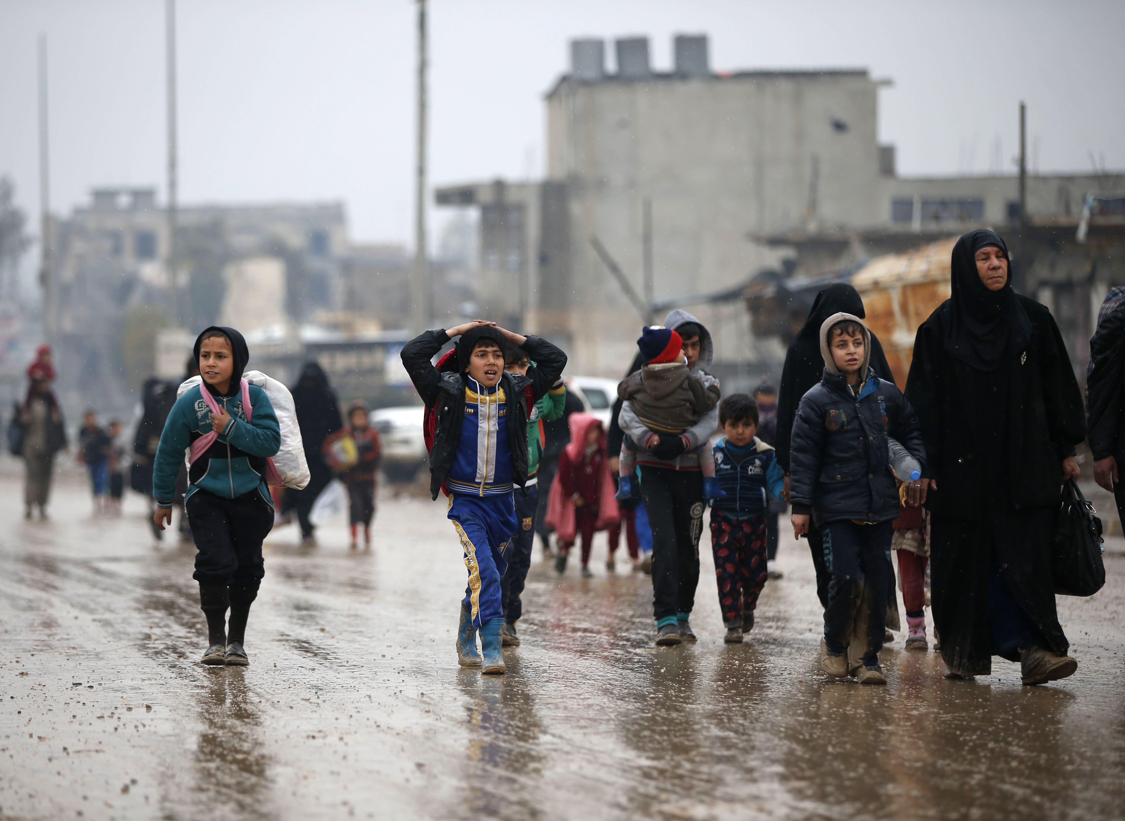 Decenas de iraquíes, entre ellos menores de edad, huyen mientras las fuerzas gubernamentales avanzan en su masiva operación para retomar la ciudad de Mosul, la segunda localidad más importante de Irak, la cual está en poder del Estado Islámico. LA PRENSA/AFP