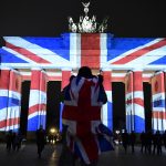 La Puerta de Brandeburgo, en Berlín, Alemania, está iluminada con los colores de la bandera del Reino Unido, en solidaridad con las víctimas del atentado en el puente Westminster en Londres, en donde murieron cinco personas y más de 40 resultaron heridas. LA PRENSA/AFP