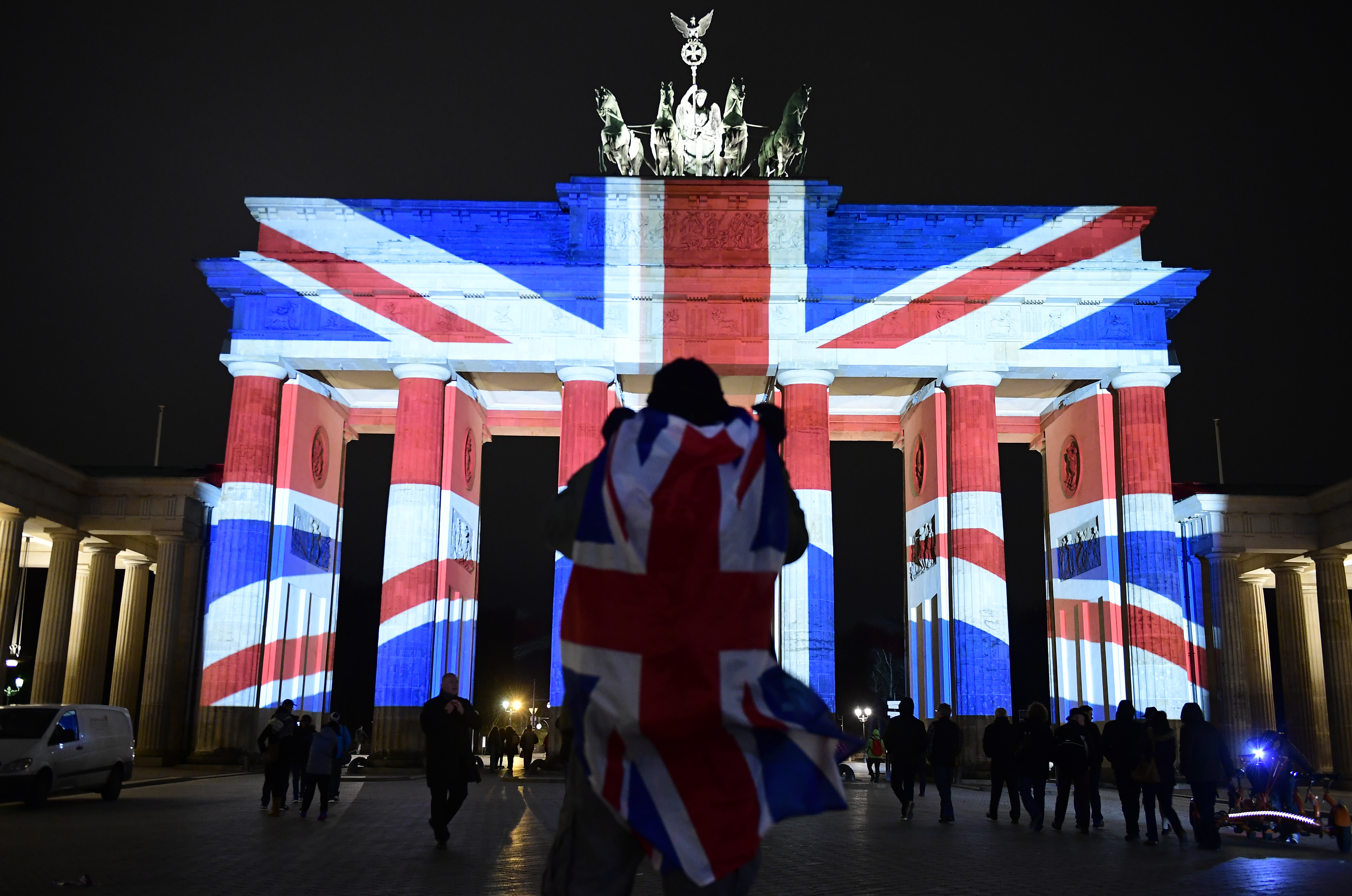La Puerta de Brandeburgo, en Berlín, Alemania, está iluminada con los colores de la bandera del Reino Unido, en solidaridad con las víctimas del atentado en el puente Westminster en Londres, en donde murieron cinco personas y más de 40 resultaron heridas. LA PRENSA/AFP