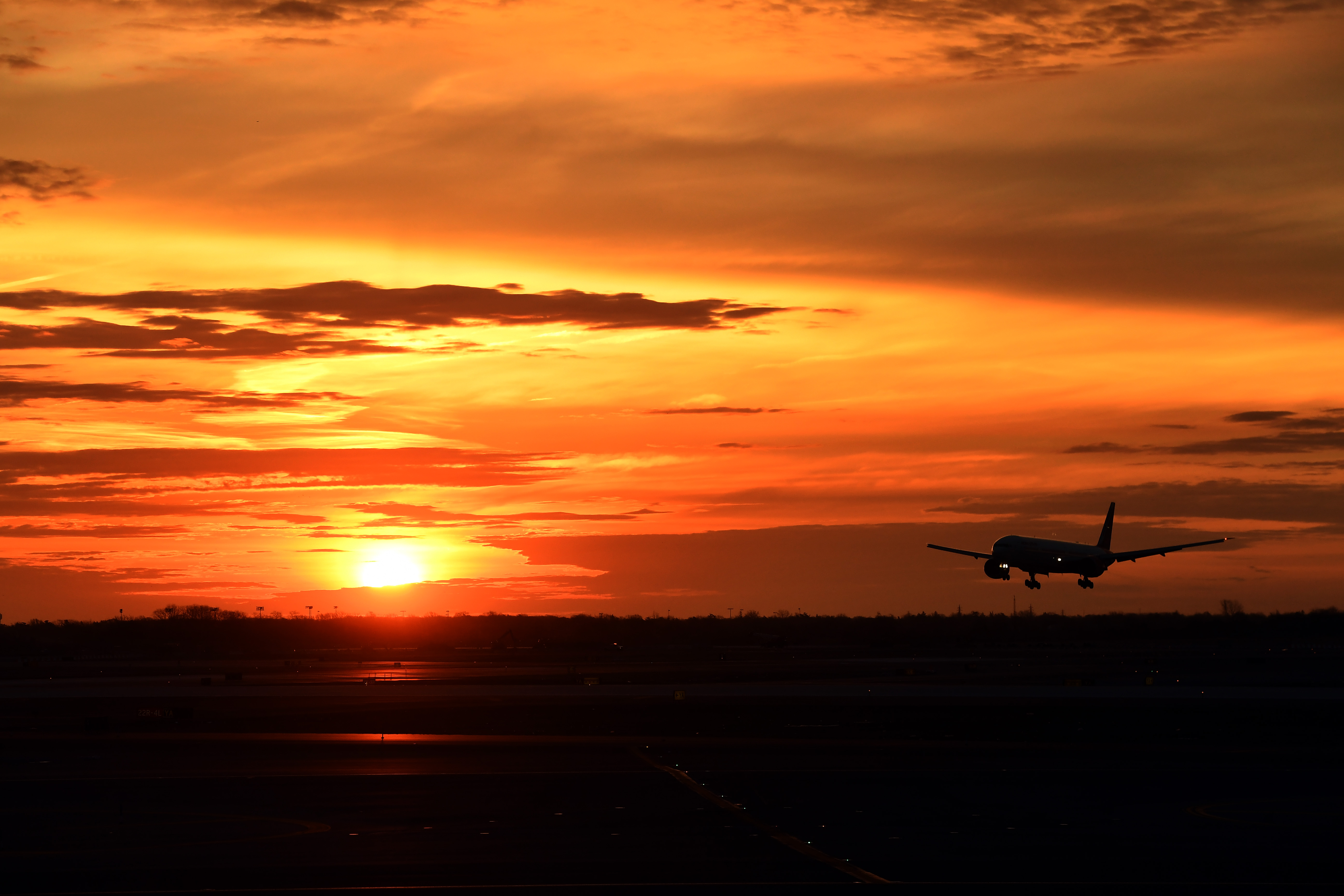 Un avión de pasajeros aterriza al amanecer en el aeropuerto internacional John F. Kennedy en Nueva York, Estados Unidos. LA PRENSA/AFP