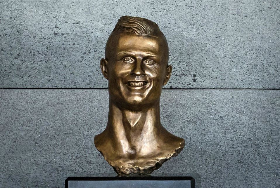 Extraño busto de Cristiano Ronaldo se roba el show en ceremonia de aeropuerto