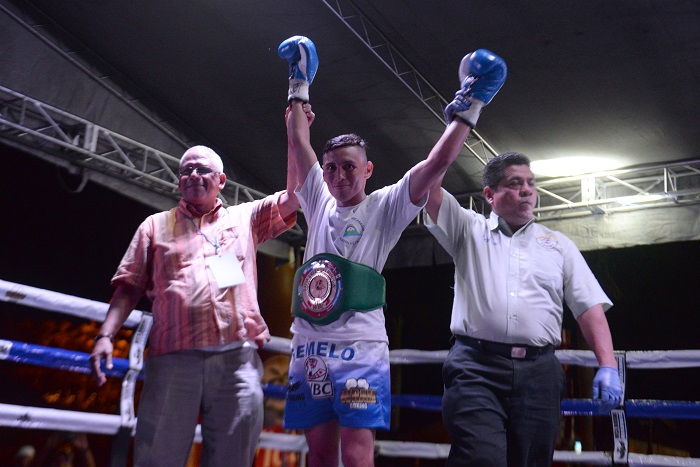 Félix Alvarado se acerca a una pelea eliminatoria