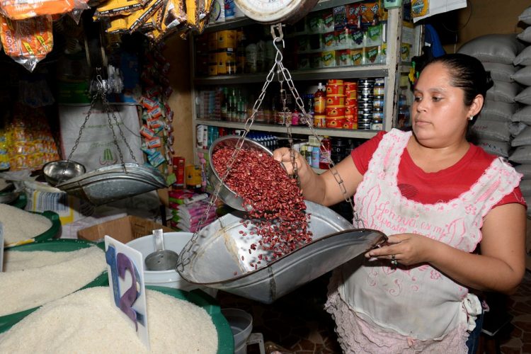 Mejoras en ingresos son insuficientes para afrontar alzas, según consumidores