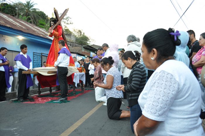Feligreses participan del tradicional Viacrucis de las alfombras en Boaco