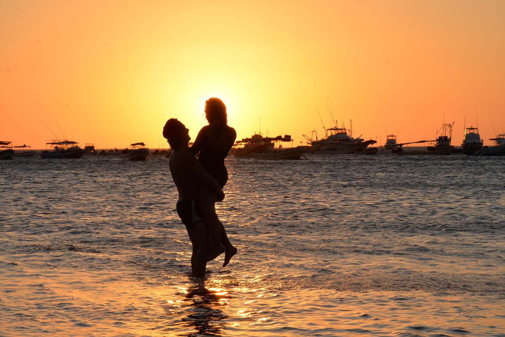 Miles de personas disfrutan del sol y la arena en San Juan del Sur