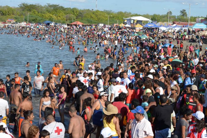 Laguna de Xiloá llena de veraneantes