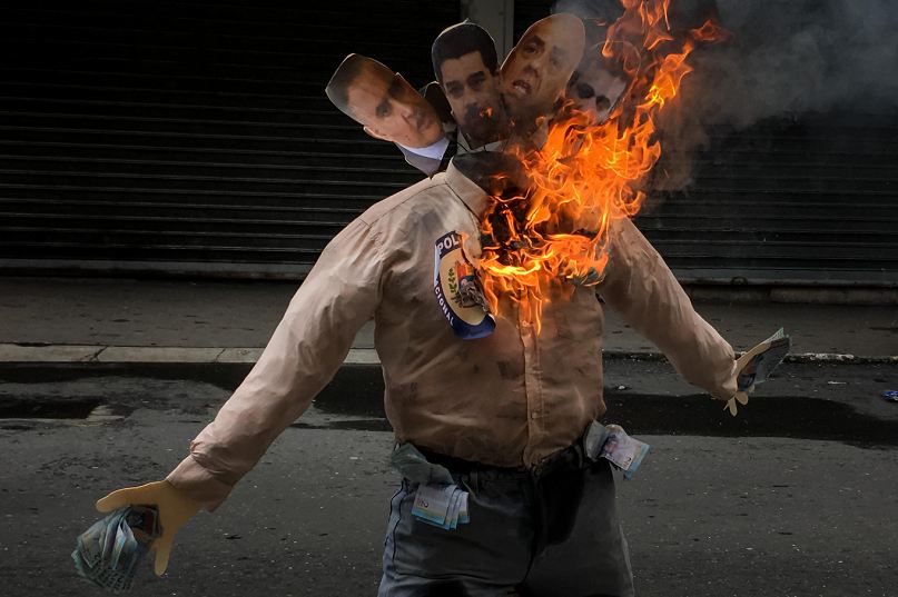 Venezolanos combinan tradiciones religiosas con protestas contra el Gobierno