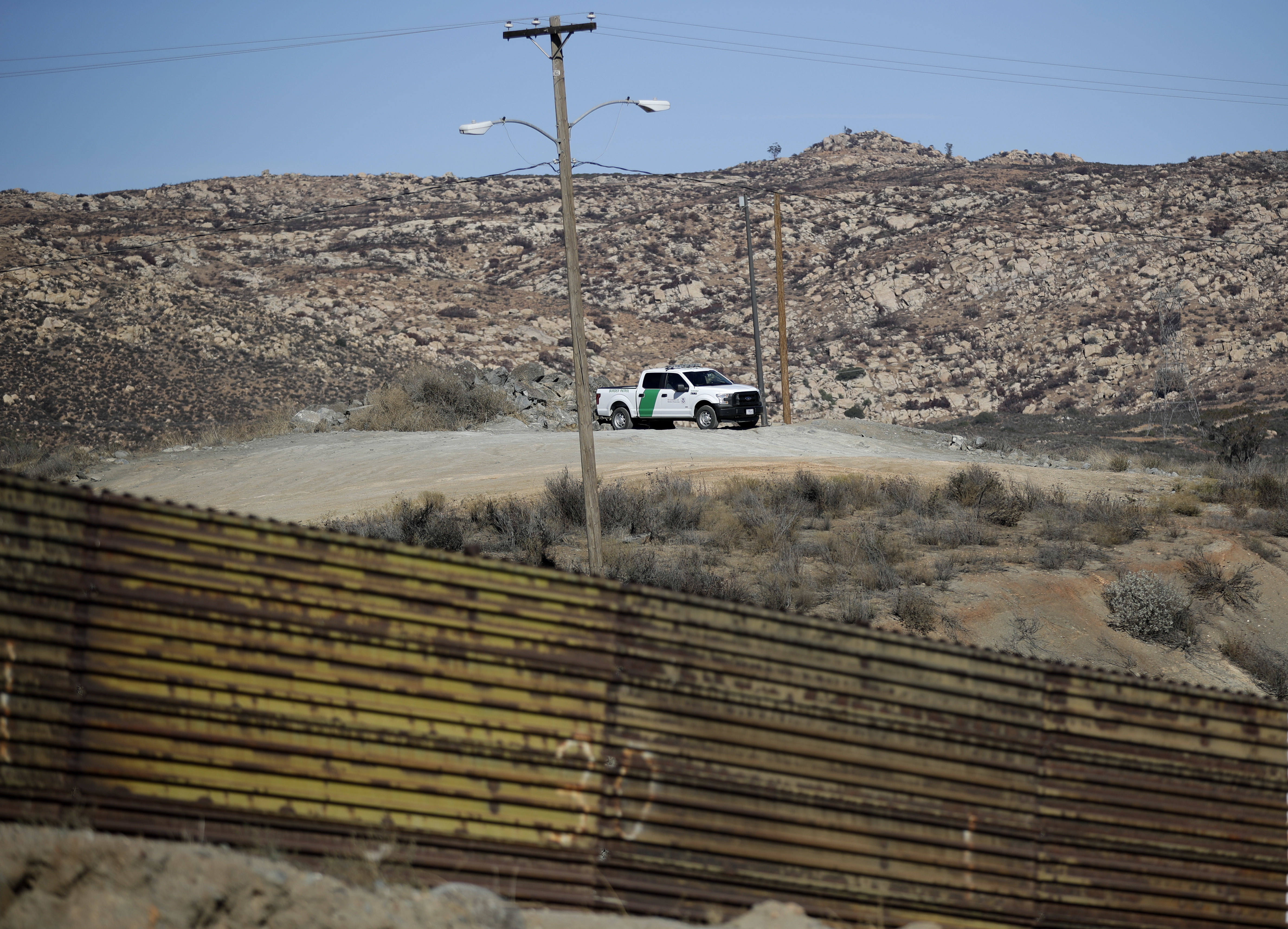 Demócratas obligan a Trump a sacar del presupuesto el muro con México