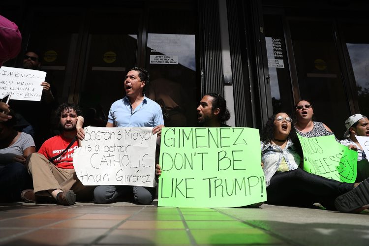 Juez federal bloquea decreto de Trump contra ciudades santuario