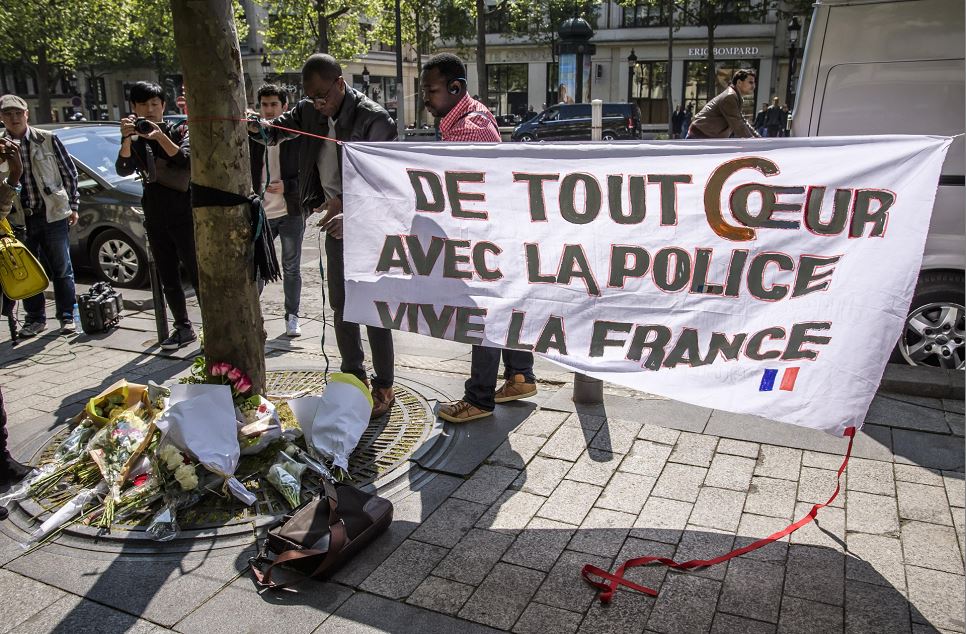 Detienen al padre del atacante de los Campos Elíseos por amenazas a policías