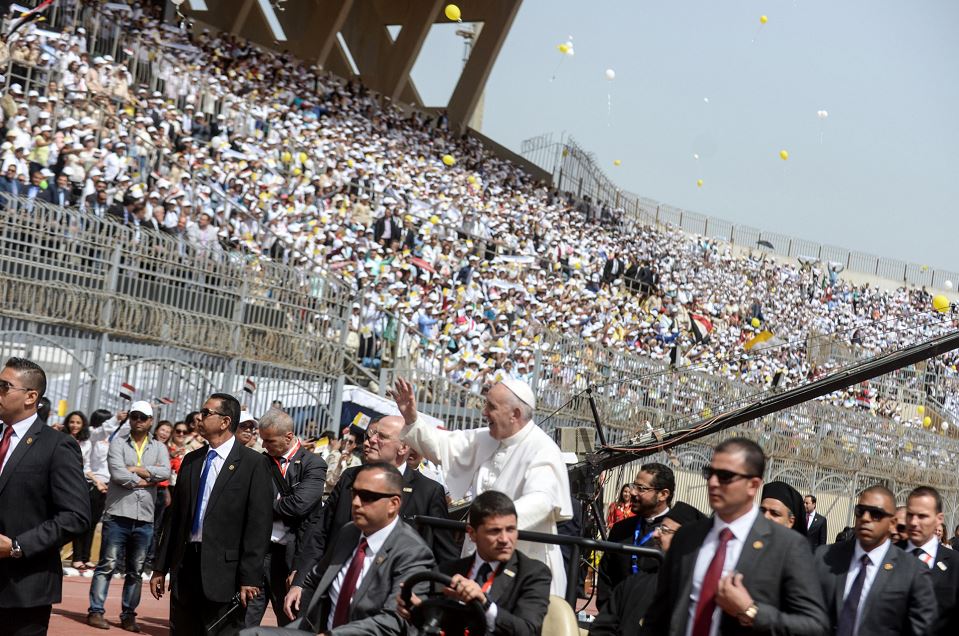 El papa reconforta a los cristianos golpeados por el terrorismo en Egipto