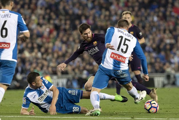 El Barsa sigue líder tras sudar un triunfo en el derbi barcelonés