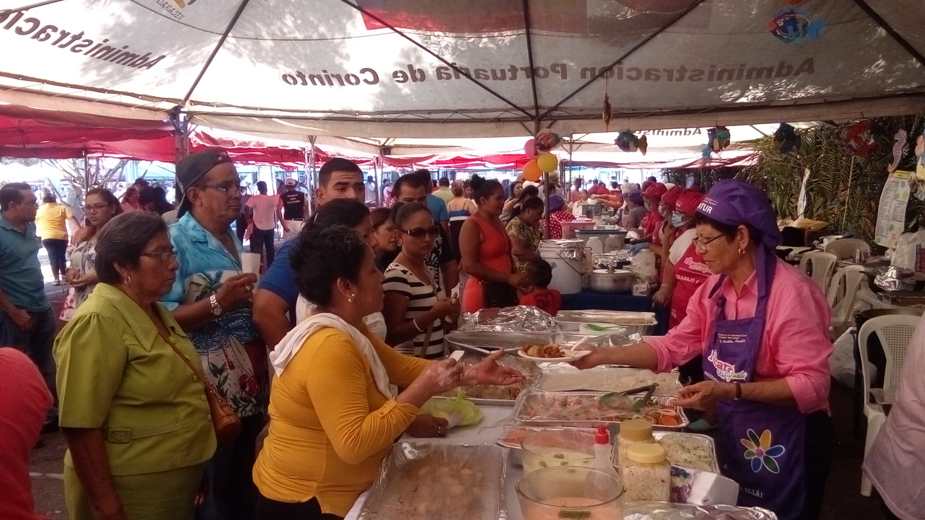 Alegre feria de productos del mar en Corinto, Chinandega