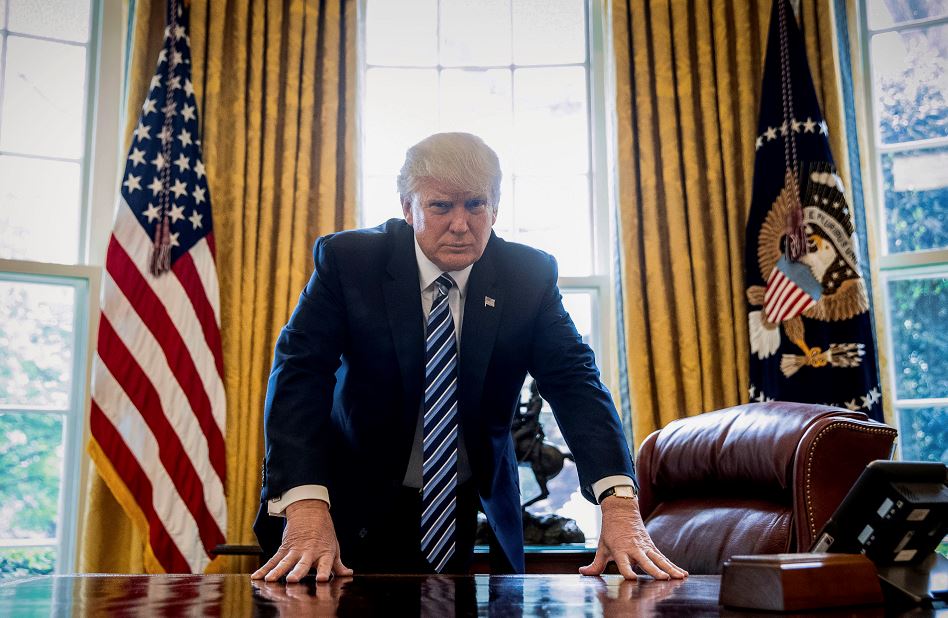 Dos hombres «luchan» por influir sobre Trump