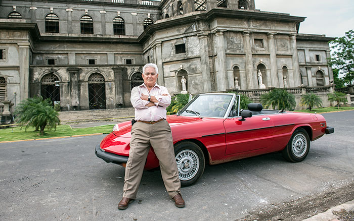 El comandante Edén Pastora junto a su Alfa Romeo de 1962. LA PRENSA / Óscar Navarrete.