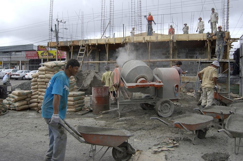 Constructores buscan abaratar costos y conseguir resistencia en obras que desarrollan