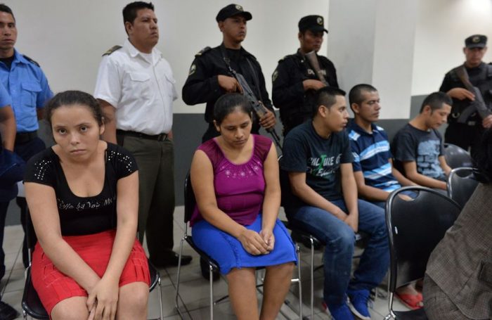 30 años de prisión para los acusados de quemar a mujer en una hoguera