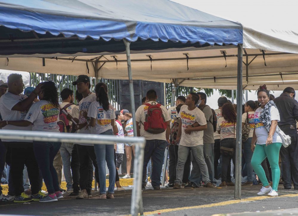 Los miembros de la Juventud Sandinista se mantuvieron por tercer día consecutivo en la embajada de Venezuela en Managua. LA PRENSA/ O. Navarrete