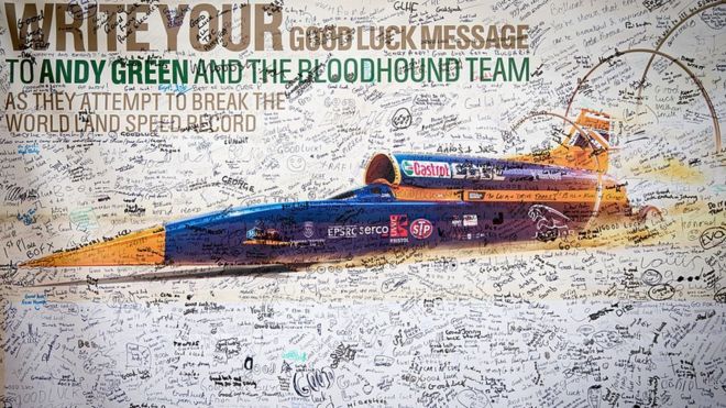 ¿Por qué es tan difícil viajar en línea recta cuando se conduce a altas velocidades?