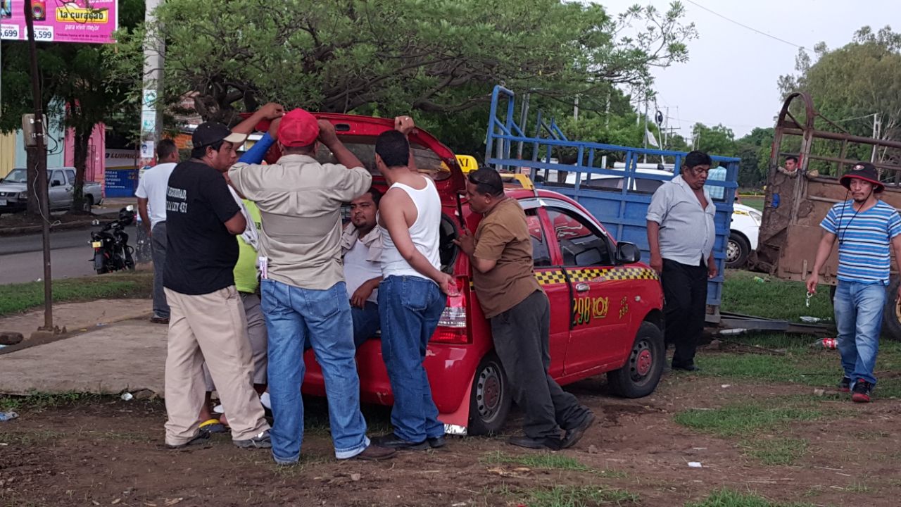 Enfrentamiento entre taxistas legales y piratas en León