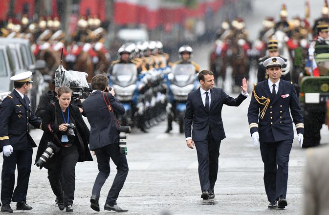 Emmanuel Macron asume la presidencia de Francia