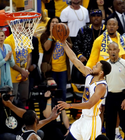 Stephen Curry y Golden State borran diferencia y arrebatan juego a los Spurs