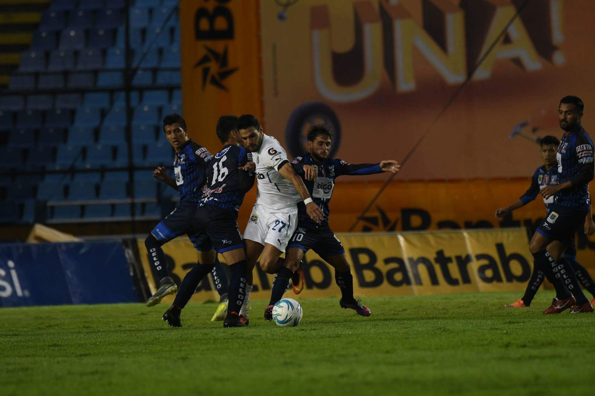 Eulises Pavón elimina a Juan Barrera y avanza a semifinal