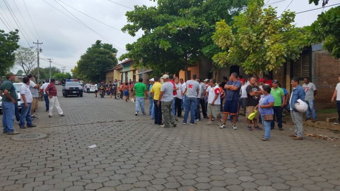 Taxistas legales y piratas en pugna por concesiones se toman las calles de León