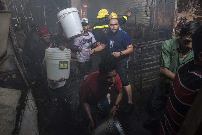 Cortocircuito provoca incendio en el mercado Oriental