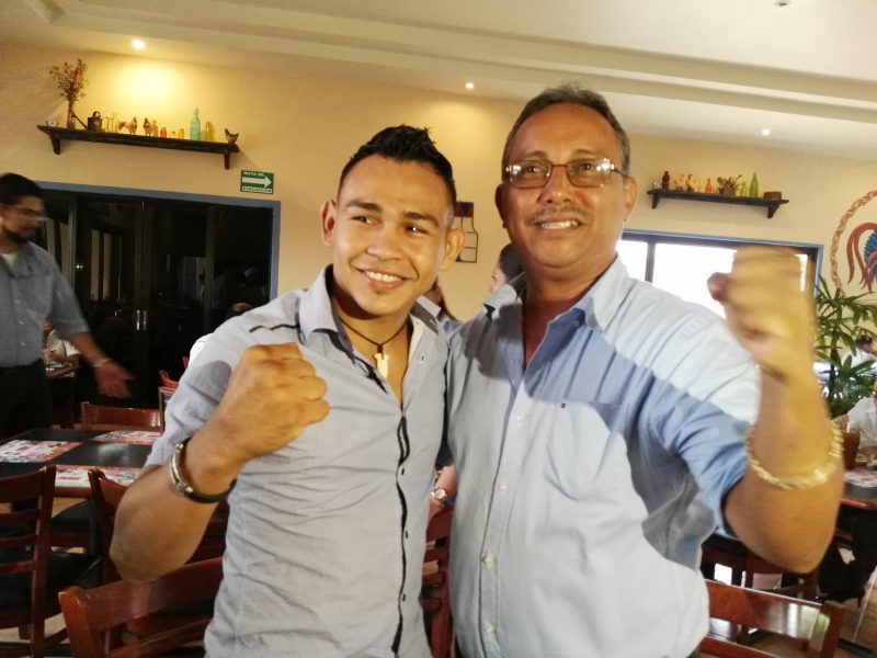 Carlos Buitrago firma contrato y se hace de un nuevo apoderado