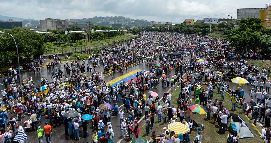 Maduro busca frenar marchas por la vía del decreto