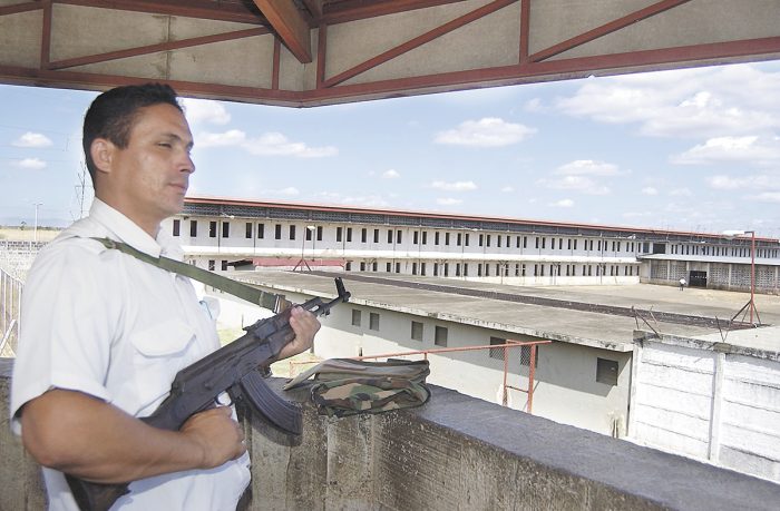 Sistema penitenciario obstaculiza defensa de los reos
