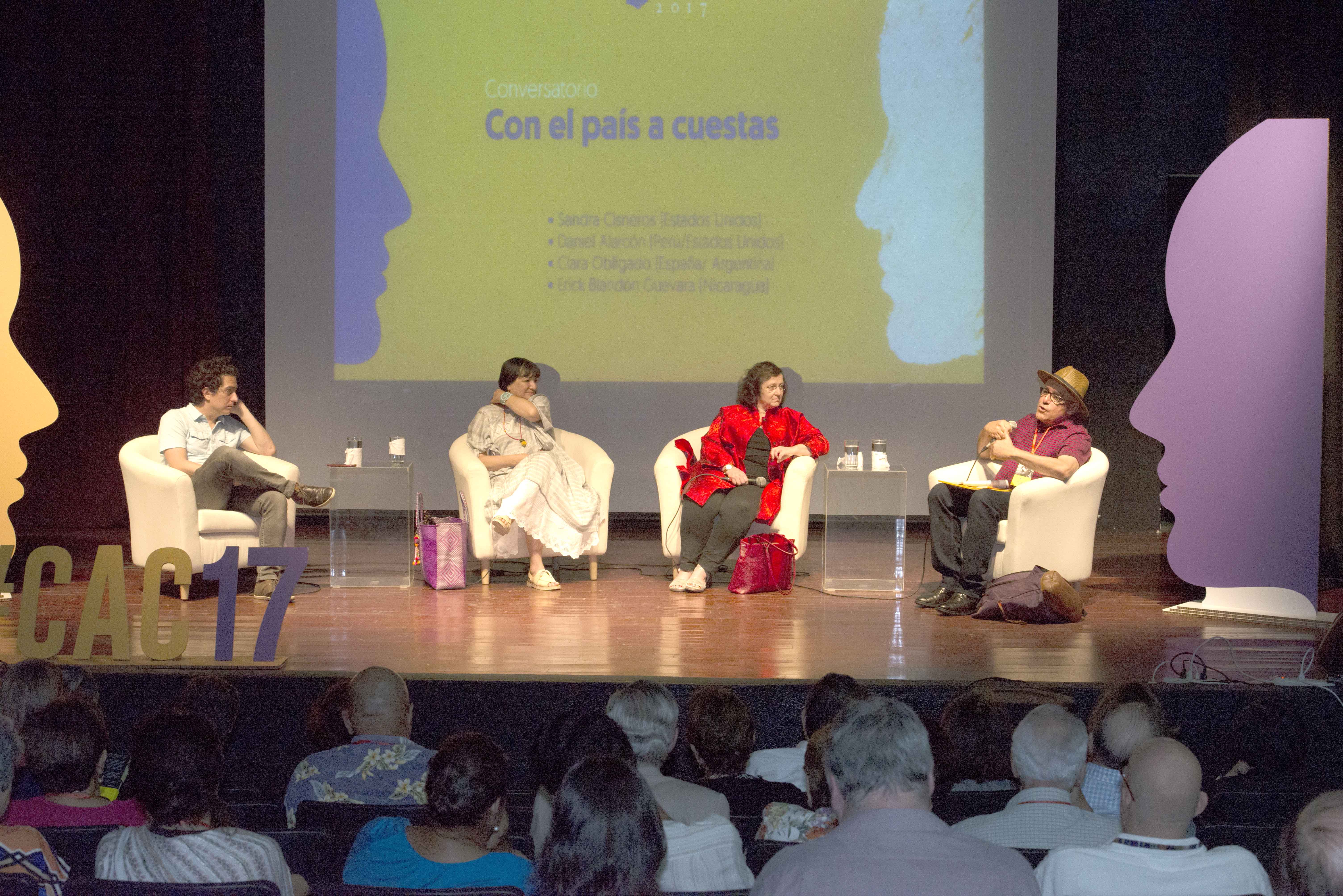 Escritora Sandra Cisneros afirma que escribe para “un México apachurrado”