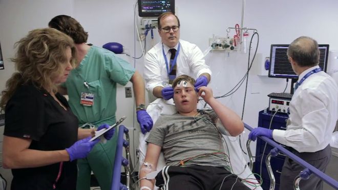 La polémica terapia de electrochoque con la que tratan a niños con autismo severo