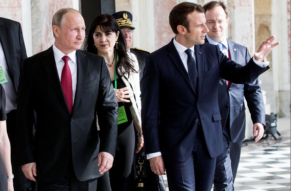 Macron y Putin miden fuerzas en un franco primer encuentro