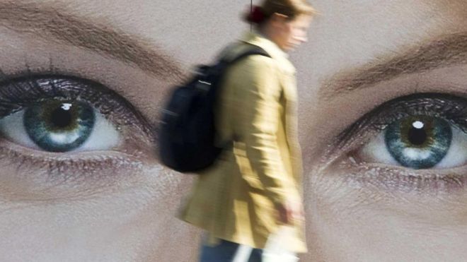 Qué causa la sensación de que “te están vigilando”