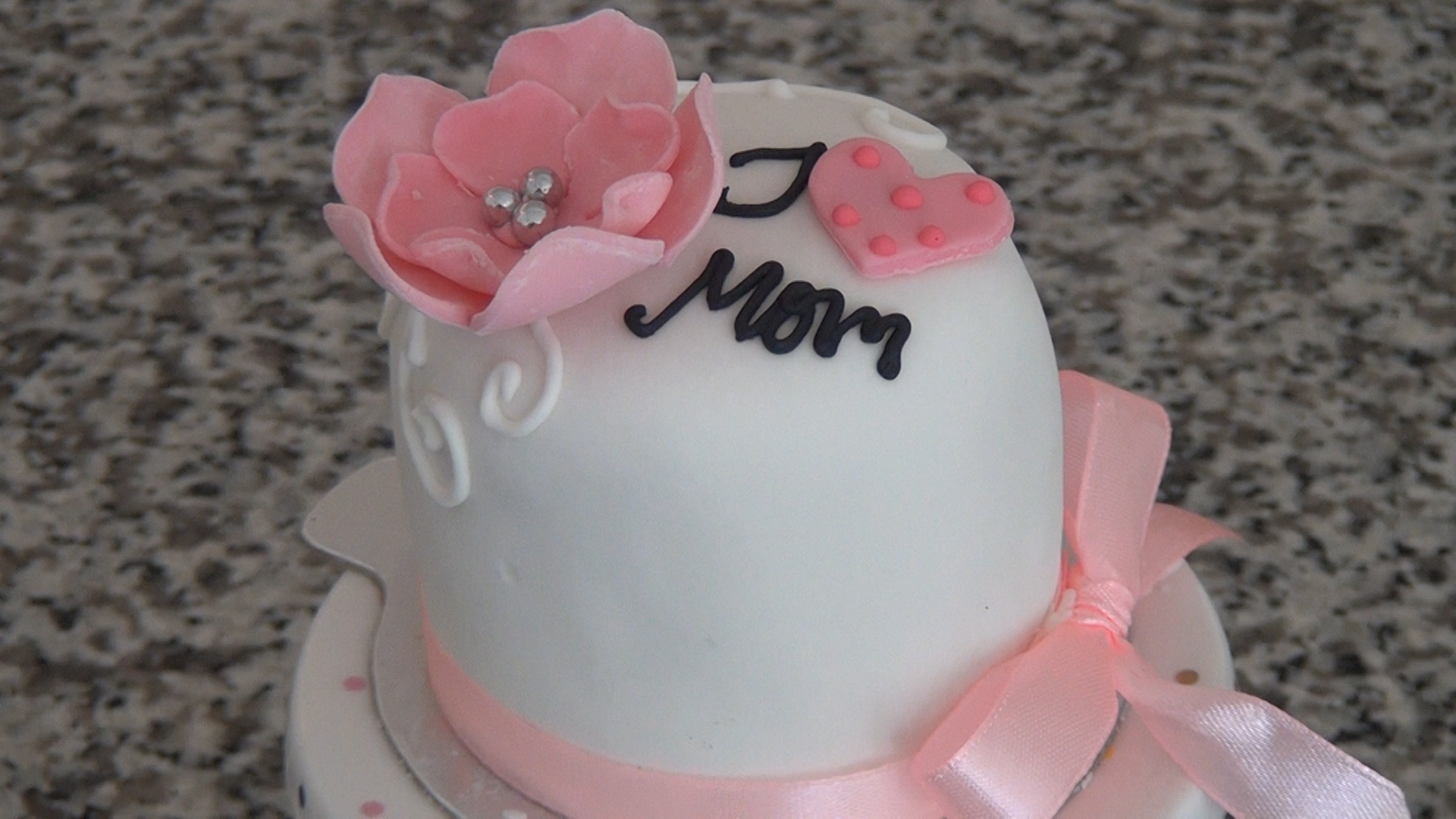 ¿Quiere aprender a decorar un mini cake? ¡Vea cómo!