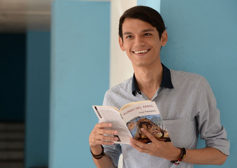 Jorge Campos debuta con Ruinas del árbol, poesía extraña de la soledad, amor y muerte