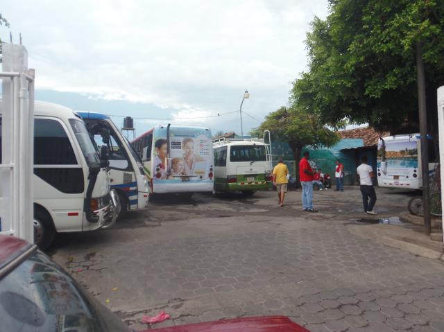 Pagan servicio expreso desde Granada, pero viajan en buses ruteados