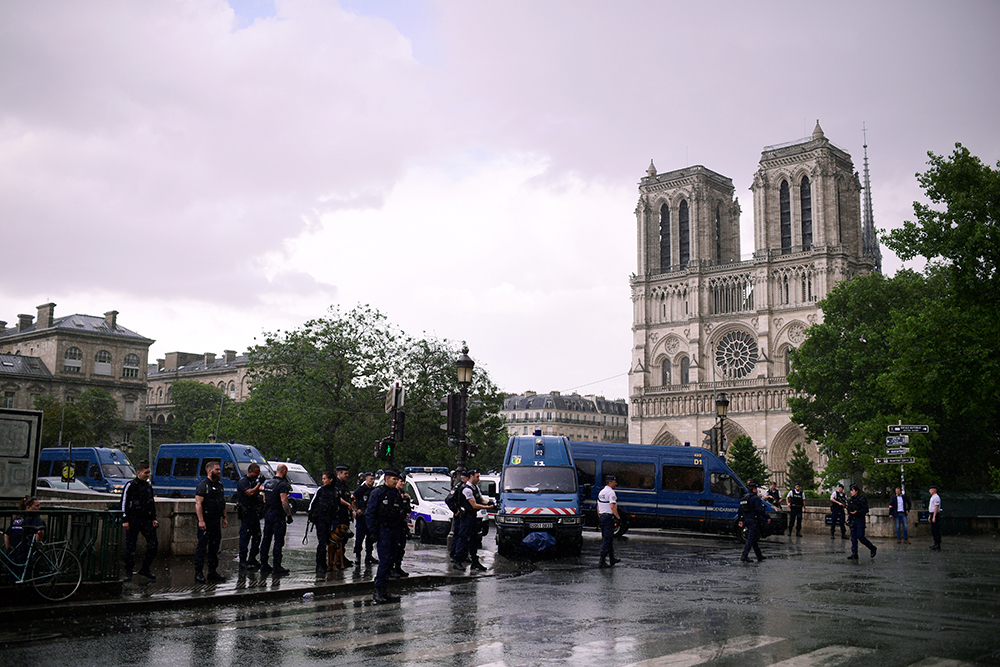 Atacan a policía con un martillo frente a Catedral de Notre-Dame de París