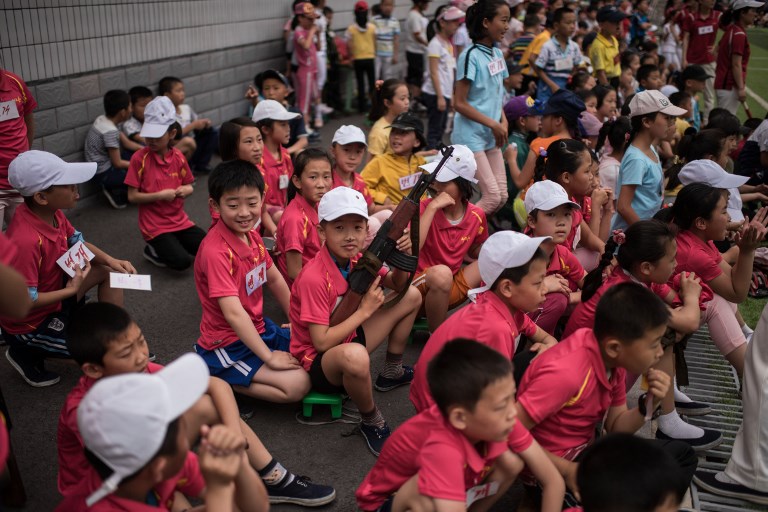 Granadas y fusiles AK-47 de juguete, así se celebra el día del niño en Corea del Norte