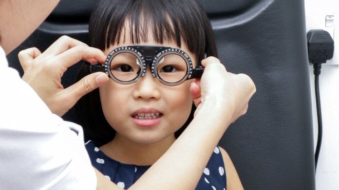 Por qué los expertos advierten que hay una epidemia de miopía en el mundo y cuál es su origen