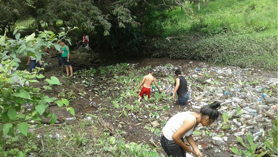 Jóvenes se organizan para limpiar río de San Isidro, en Camoapa