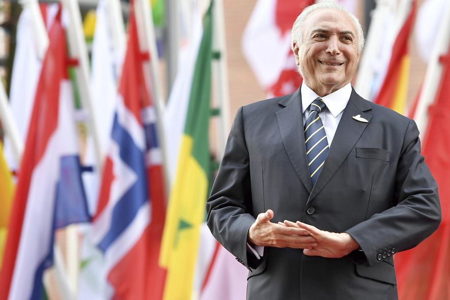 Informe parlamentario recomienda enjuiciar a presidente brasileño por corrupción