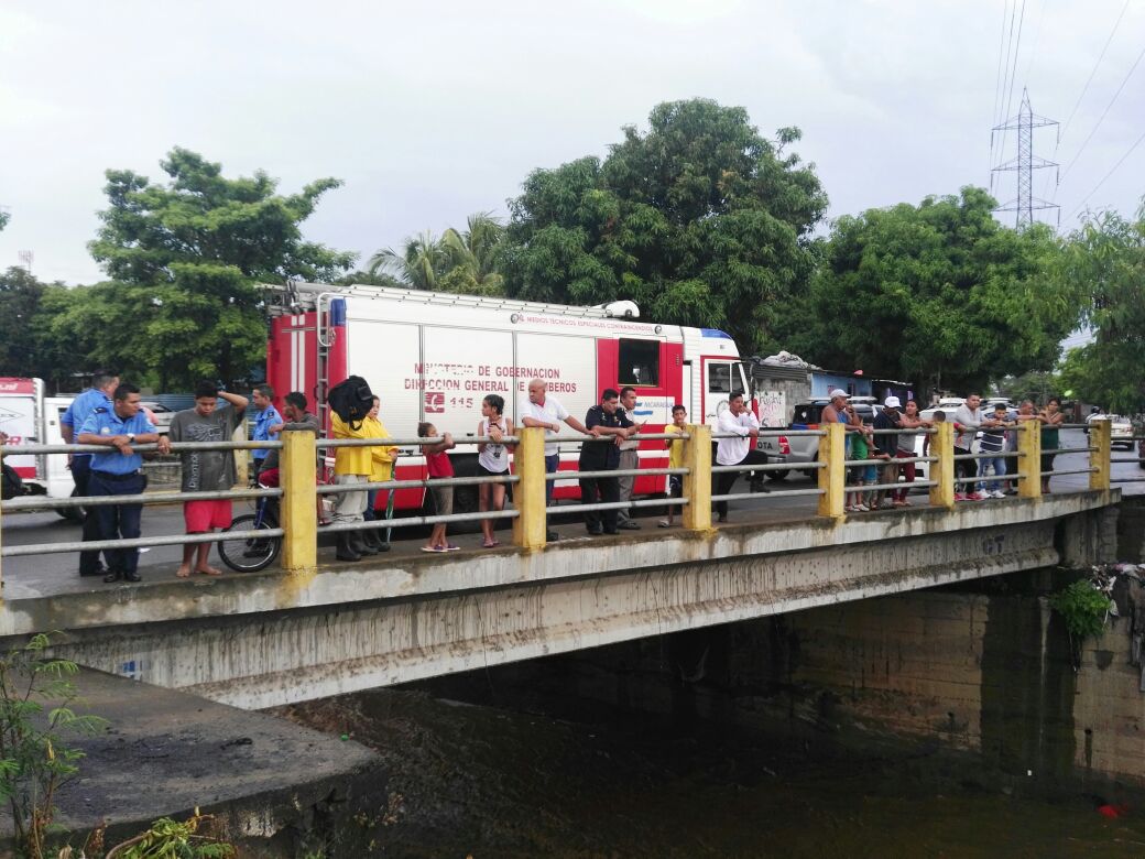 Rescatan a hombre que era arrastrado por las corrientes de un cauce en Managua