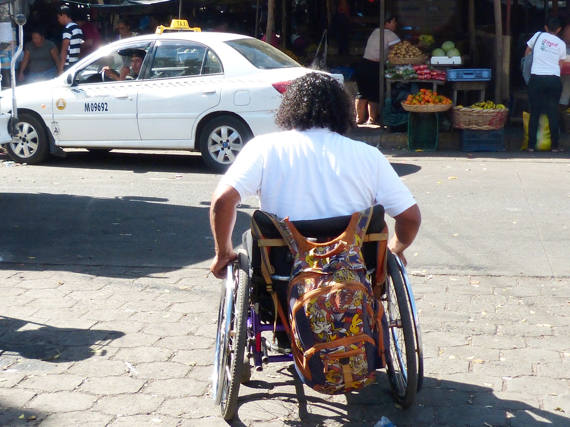 Así es Managua para los que usan bastón o silla de ruedas